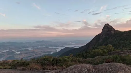 Atibaia aposta no turismo de inverno com clima de montanha, gastronomia e rota dos morangos
