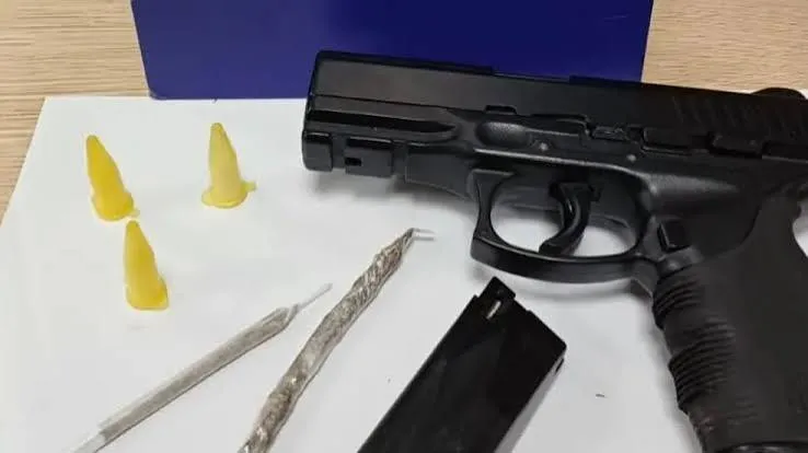 Personal trainer é detido após ameaçar motociclistas com arma falsa em Vitória