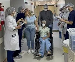 Filha que recebeu transplante de medula da mãe recebe alta após quase sete meses de tratamento em Natal