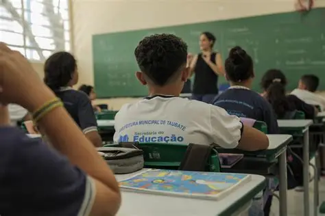 Reposição de aulas começa durante o recesso escolar em Taubaté para compensar dias perdidos na greve