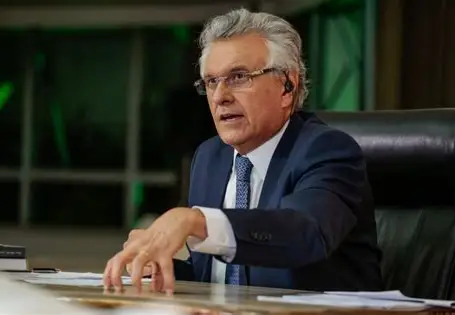 Ronaldo Caiado critica carga tributária brasileira e diz que empresas estão migrando para o Paraguai