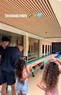 Eliminado da Copa, CR7 aparece jogando boliche com a família em pista exclusiva