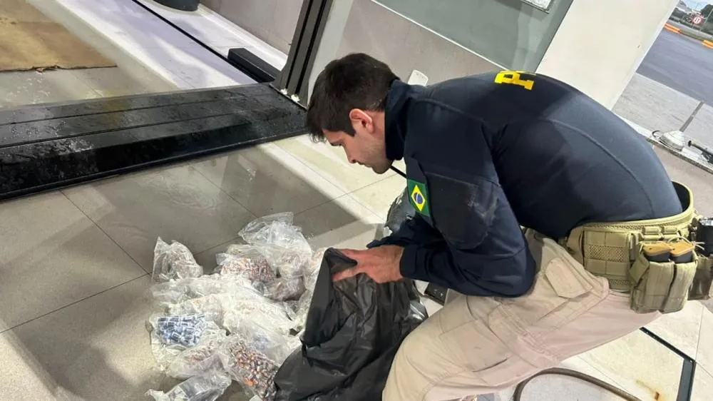 Medicamentos ilegais são encontrados escondidos em tanque de combustível durante fiscalização