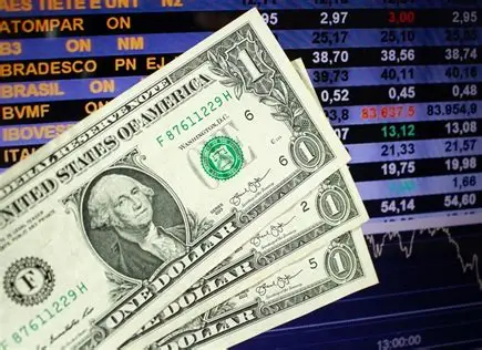 Dólar fecha em alta e Ibovespa recua com tensão internacional e expectativa sobre tarifas dos EUA ao Brasil