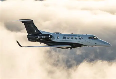 Embraer lança nova versão do Phenom 300 com sistema inédito de pouso automático em emergências