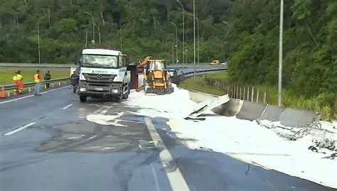 Caminhão derrama carga de ferro e provoca interdição na Rodovia dos Tamoios, em Caraguatatuba