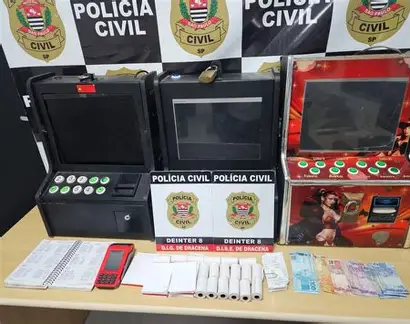 Polícia Civil apreende máquinas caça-níqueis e equipamento de videobingo durante operação em adega de Taubaté