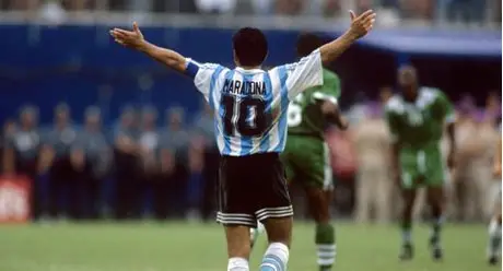Polêmica de Maradona na Copa de 1994 volta ao debate e inspira cânticos da torcida argentina