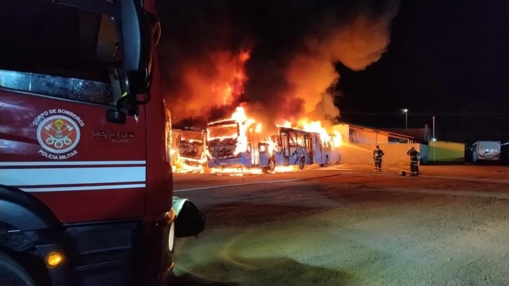 Incêndio destrói 17 ônibus em garagem de Caraguatatuba e afeta transporte escolar em São Sebastião.