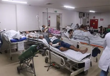 Fila por leitos em hospitais de Bauru chega a nove dias e pacientes aguardam atendimento em corredores