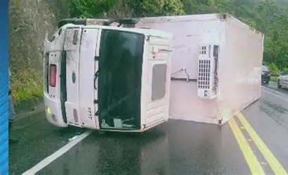 Caminhão tomba após bater em barreira de proteção na Rodovia dos Tamoios, em Paraibuna