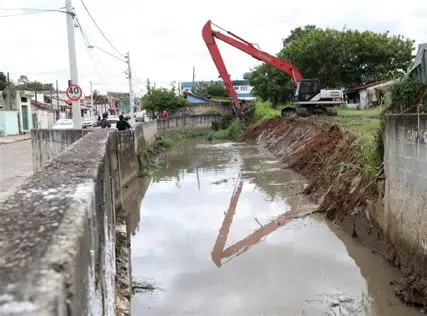 Prefeitura de Jacareí inicia limpeza e desassoreamento do Córrego do Turi para prevenir alagamentos