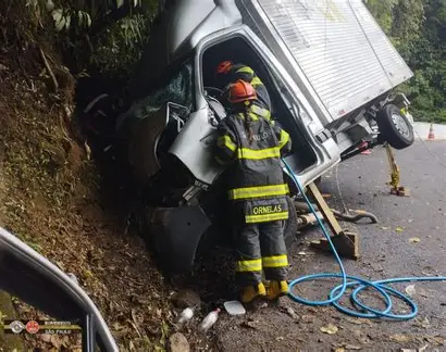 Acidente na Rodovia Oswaldo Cruz provoca congestionamento e mobiliza equipes do DER em Ubatuba