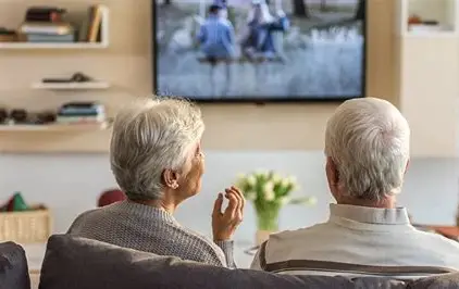 Excesso de televisão na meia-idade pode estar associado a alterações cerebrais ligadas ao Alzheimer