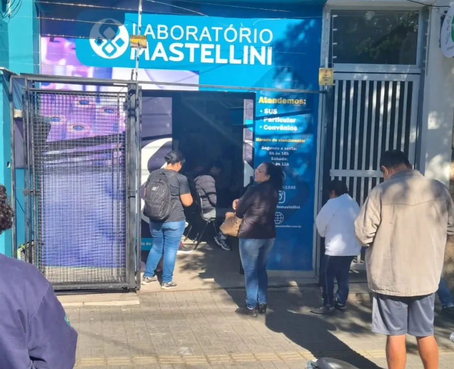 Pacientes relatam filas e espera de até três horas em laboratório conveniado da Prefeitura de Taubaté