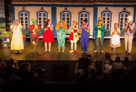 Sítio do Picapau Amarelo inicia apresentações de teatro em palco ao ar livre durante programação especial de férias