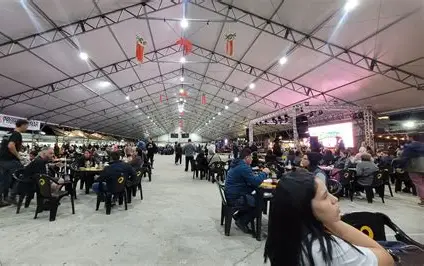 Ana Maria Carvalho leva a riqueza da cultura popular ao 27º Festival do Camarão em Caraguatatuba
