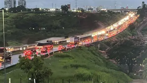 Pane mecânica interdita faixa da Via Dutra e provoca congestionamento em São José dos Campos