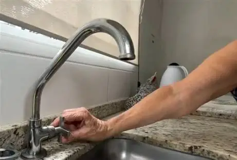 Falta de água faz cabeleireira cancelar clientes, restaurante fechar e estúdio de pilates suspender atendimentos em São José dos Campos