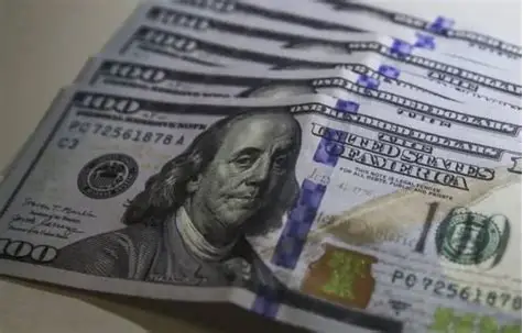 Dólar fecha em alta e Ibovespa encerra sessão em queda com mercado atento ao cenário internacional