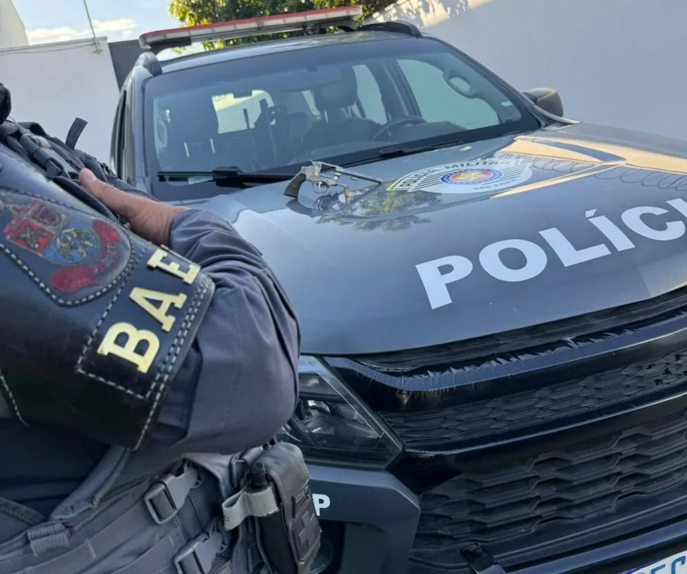 Homem é preso com revólver e munições no Vale das Acácias, em Pindamonhangaba