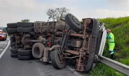 Caminhão tomba, espalha carga de sucata e interdita trecho da Rodovia Dom Pedro I em Igaratá