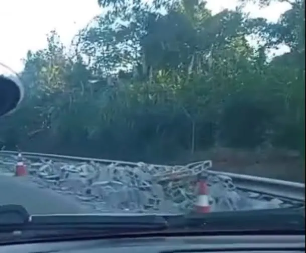 Queda de carga de caminhão interdita pista da Rio-Santos em Ubatuba