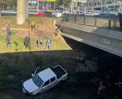 Carro despenca em córrego após acidente na rotatória do Colinas, em São José dos Campos