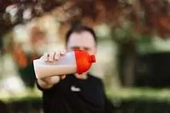 Revisão de mais de 350 estudos aponta benefícios da redução no consumo de proteínas