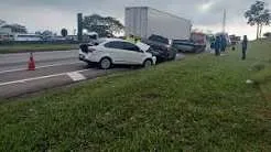 Engavetamento entre caminhões e carros provoca interdição da Via Dutra em São José dos Campos