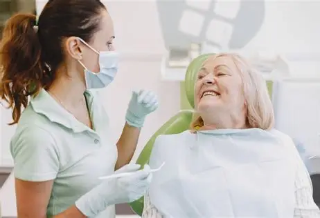 Especialistas alertam que perder dentes não faz parte do envelhecimento natural