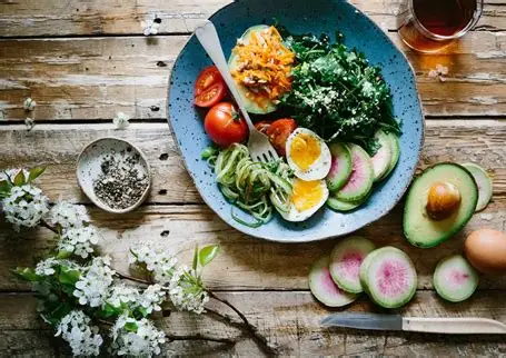 Dietas vegetarianas e veganas estão ligadas a transtornos alimentares? Entenda o que pesquisas indicam