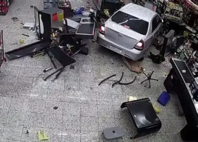 Idoso perde controle da direção e carro atravessa grade de supermercado em São José dos Campos