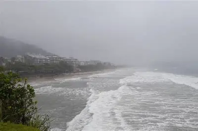 Ubatuba terá céu nublado, chuva fraca e alerta de ressaca nos próximos dias