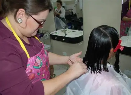 Instrutoras da Escola do Trabalho de Taubaté participam de capacitação sobre penteados