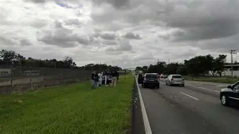 Três pessoas morrem após colisão frontal entre dois carros na Via Dutra, em São José dos Campos