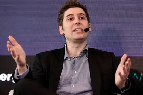 Eduardo Saverin se junta a Jeff Bezos em consórcio que negocia compra de 30% do Liverpool, diz site