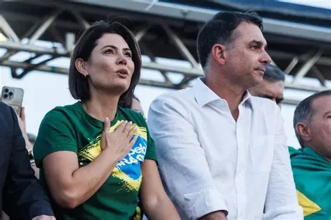 Flávio Bolsonaro elogia Michelle e confirma apoio à candidatura da ex-primeira-dama ao Senado pelo DF