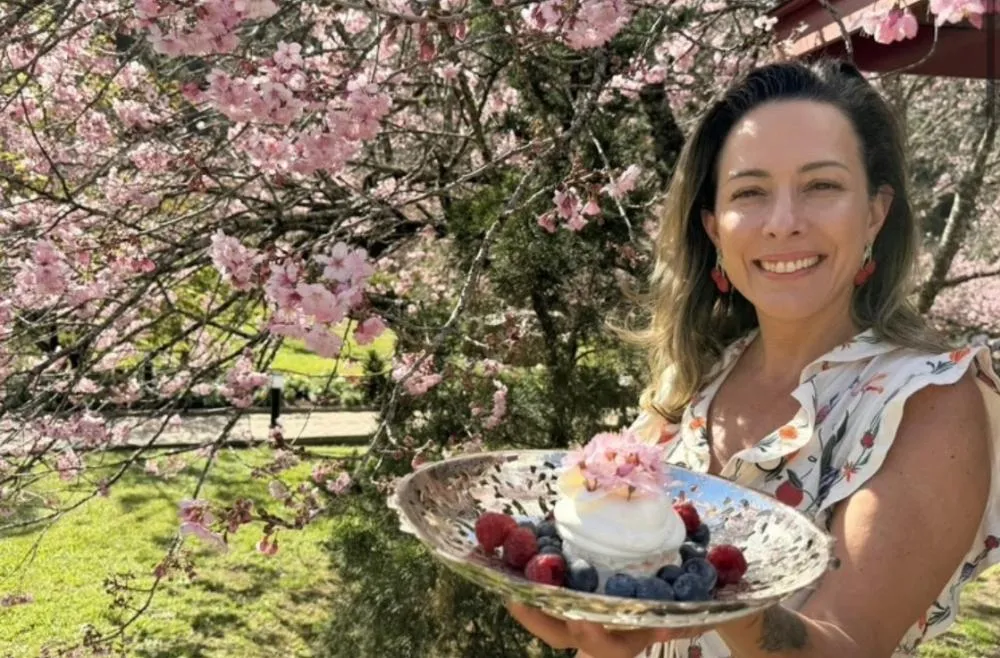 Chef prepara pavlova com flores de sakura no encerramento da Festa da Cerejeira em Campos do Jordão