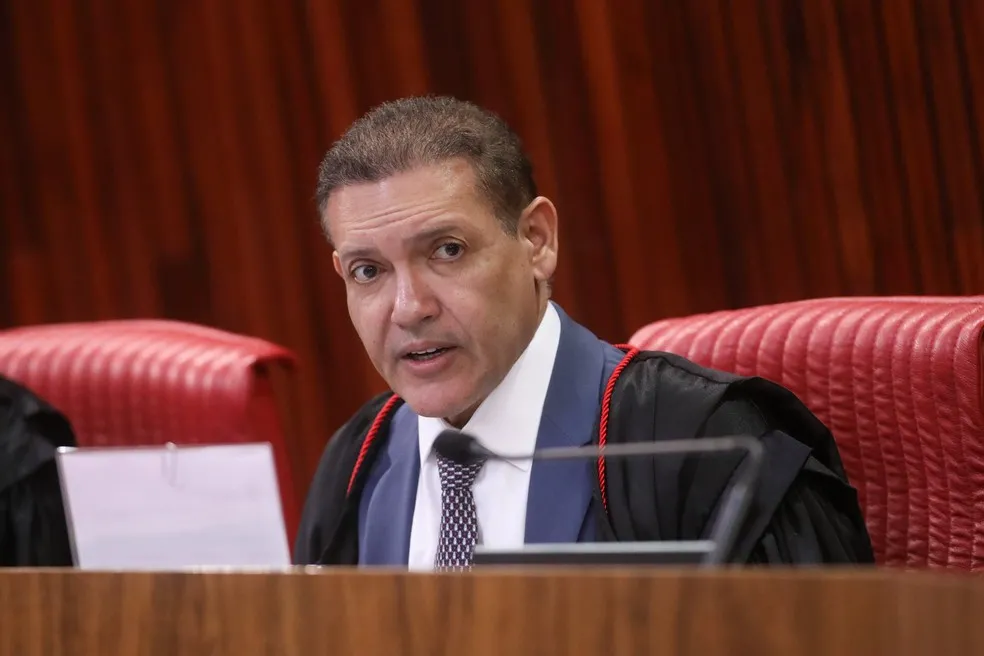 Decisão restabeleceu vínculo do senador com o Partido Liberal e determinou a exclusão de outro vínculo partidário registrado anteriormente.