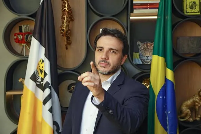 Filiação de Flávio Bolsonaro gera disputa política e envolve Renan Santos
