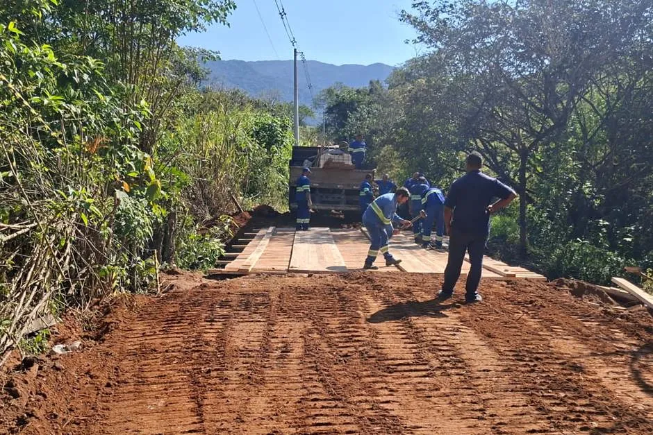 Recuperação de ponte de madeira reforça segurança na área rural de São José dos Campos