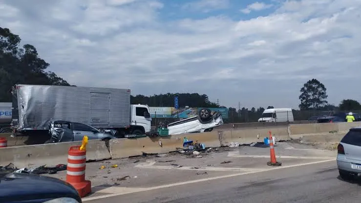 Colisão entre carretas na Dutra deixa um morto e um ferido em Pindamonhangaba