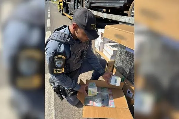 Homem é preso com 36 mil cigarros eletrônicos em caminhonete transportada por caminhão-cegonha no interior de SP