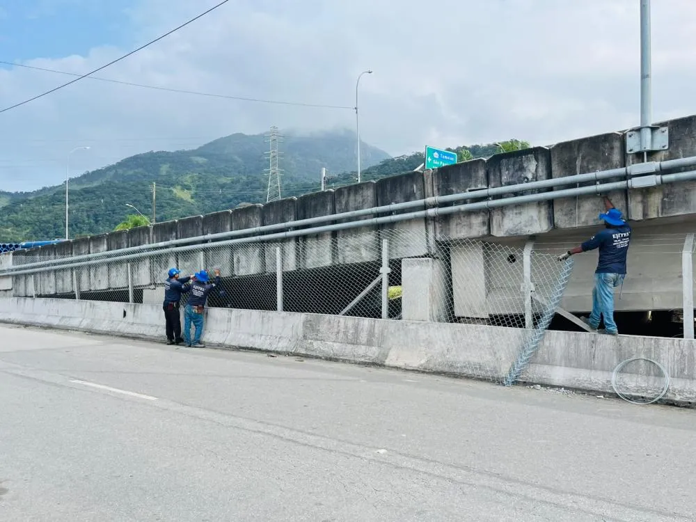 Programa Pontes para o Futuro reforça segurança com instalação de alambrado em viaduto de Caraguatatuba