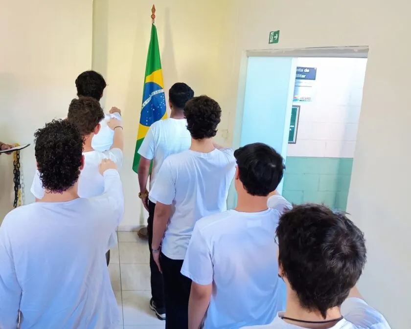 Jovens dispensados do serviço militar devem prestar juramento à bandeira em Jacareí
