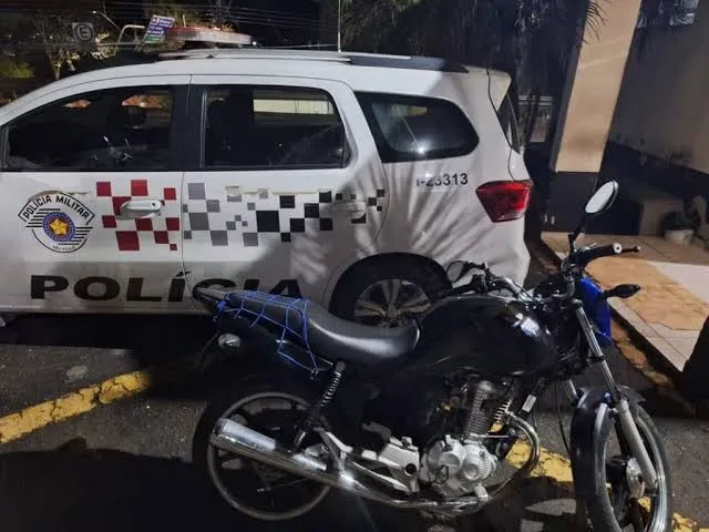 PM encontra moto furtada com placa adulterada em imóvel de Aparecida