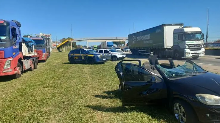Engavetamento deixa uma pessoa ferida e provoca congestionamento na Via Dutra, em Taubaté