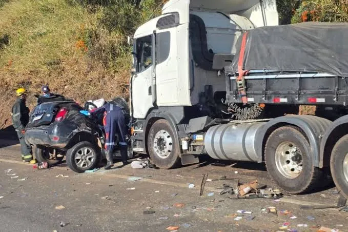Passarela atingida por caminhão na Fernão Dias fica danificada após acidente com duas mortes