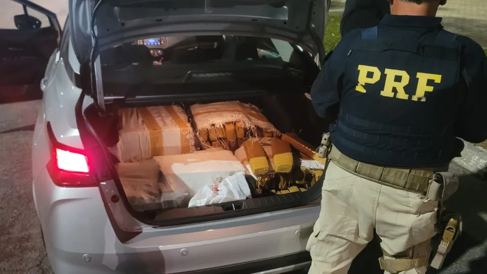 Casal é preso com 149 kg de maconha escondidos no porta-malas na Dutra